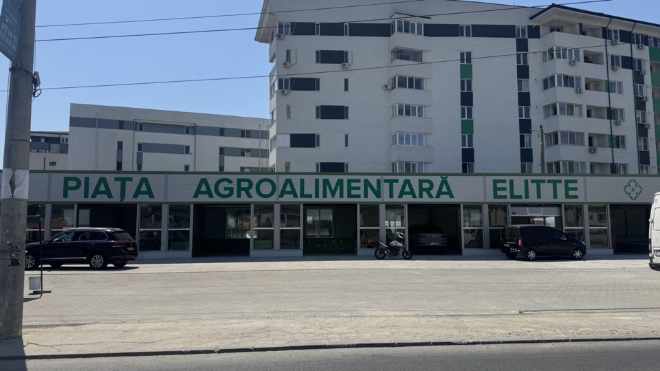 Piața Elitte văzută de pe Str. Apeductului, cu trotuarul și carosabilul în prim-plan